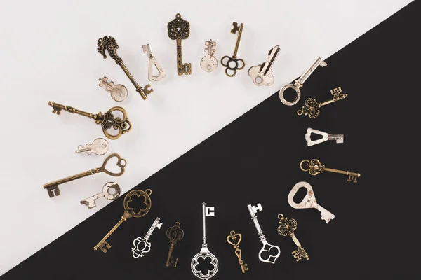 Pohled Shora Různých Vintage Klíče Kruh Rámu Nad Černé Bílé — Stock fotografie