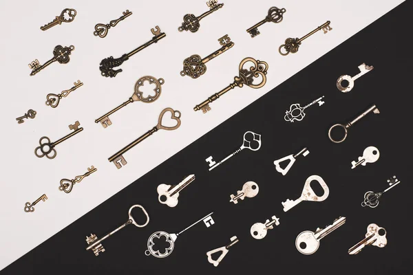 Top View Different Vintage Keys Black White Background — Stock Photo, Image