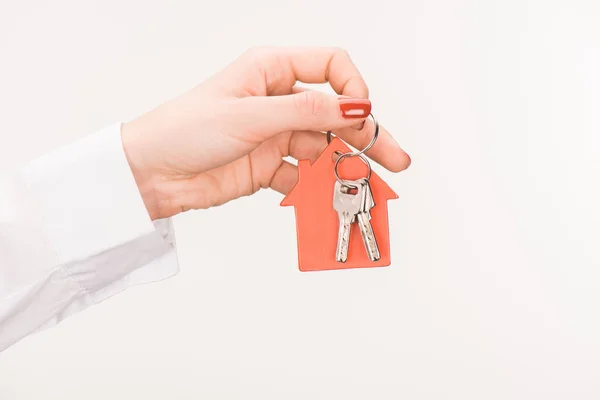 Imagem Cortada Mão Feminina Segurando Chave Casa Isolada Branco — Fotografia de Stock