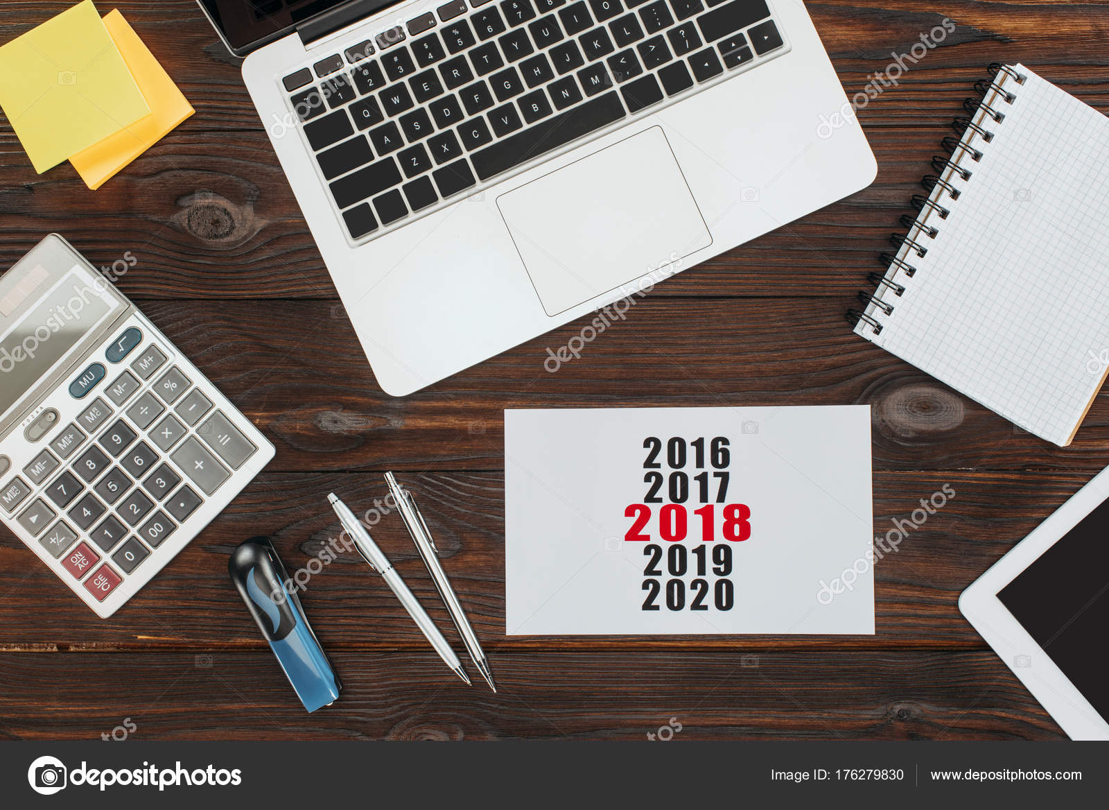 bovenaanzicht van digitale apparaten kantoorartikelen 2018 kalenderbovenaanzicht van digitale apparaten kantoorartikelen 2018 kalender houten oppervlak \u2014 stockfoto