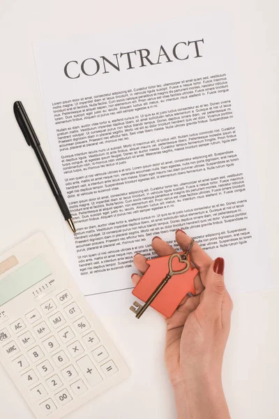 Ansicht Von Oben Von Abgeschnittener Hand Die Schlüssel Aus Dem — Stockfoto