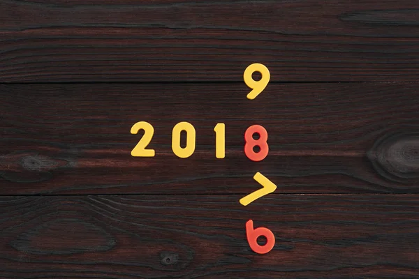 Top View Colorful 2018 Numbers Dark Wooden Surface — Free Stock Photo