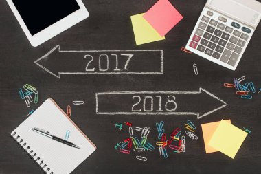 Ofis mobilyaları, ahşap masa üstü 2017 ve 2018 numaralarında oklarla ile düz lay