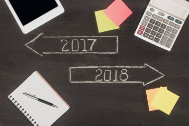 Ofis mobilyaları, ahşap masa üstü 2017 ve 2018 numaralarında oklarla ile düz lay