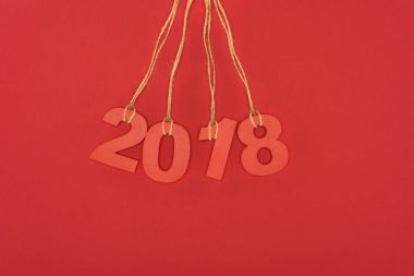 2018 yıl işareti kırmızı izole dizeleri asılı görünümünü kapat