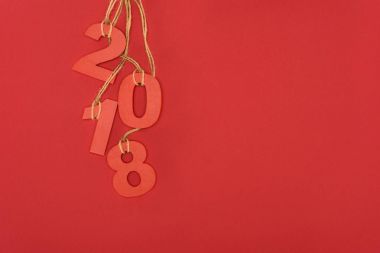 2018 yıl işareti kırmızı izole dizeleri asılı görünümünü kapat