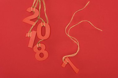 2018 yıl işareti kırmızı izole dizeleri asılı görünümünü kapat