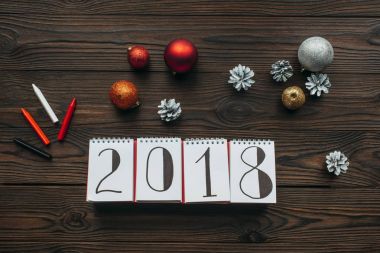 düz ile 2018 takvim, kalemler ve Noel oyuncak ahşap yüzey üzerinde yatıyordu