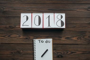 ahşap masa yazı yapmak için 2018 takvim ve defter ile top