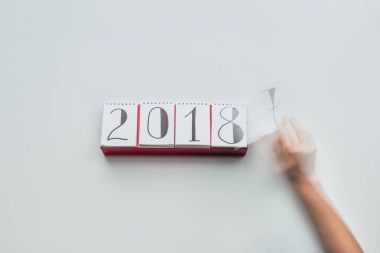 2018 beyaz izole yılın Takvim kağıt yırtılma kadının kırpılmış atış