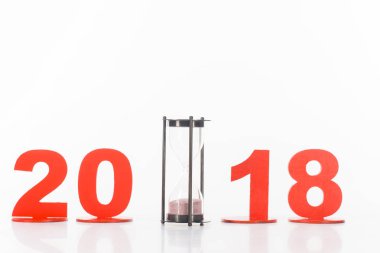 kum saati ve 2018 yıl işareti üzerinde beyaz izole görünümünü kapat
