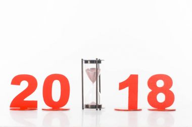 kum saati ve 2018 yıl işareti üzerinde beyaz izole görünümünü kapat