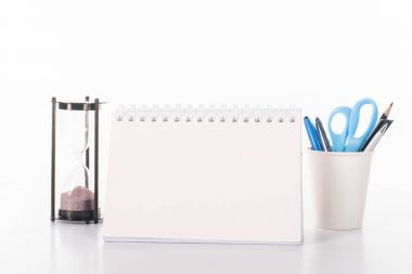 Boş Takvim, kum saati ve ofis malzemeleri üzerine beyaz izole görünümünü kapat