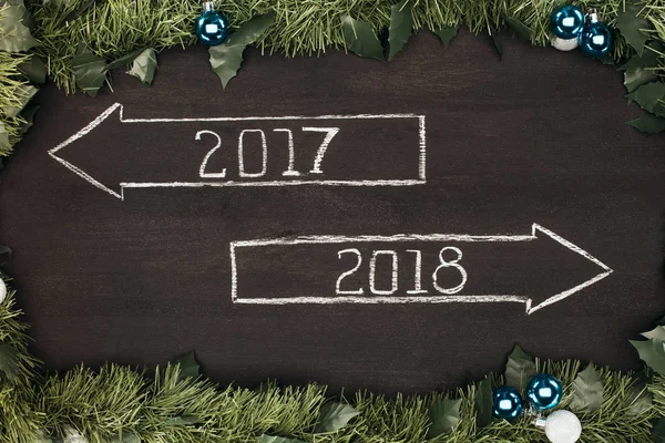 顶部视图 2017年 2018 年标志与圣诞节装饰在黑暗的木表面周围 — 图库照片