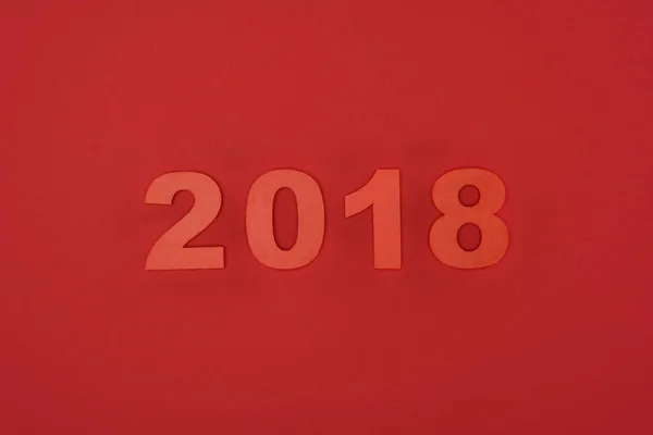 Vue Rapprochée Panneau Rouge 2018 Isolé Sur Rouge — Photo gratuite