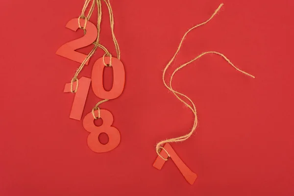 Vista Perto 2018 Ano Sinal Pendurado Cordas Isoladas Vermelho — Fotografia de Stock