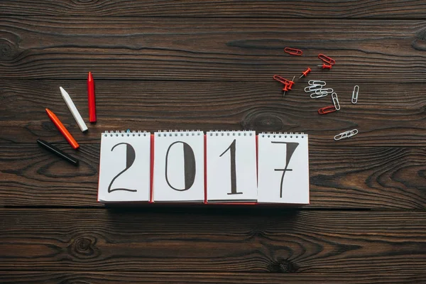 2018 カレンダー 鉛筆の配置とフラット レイアウト ピンし 暗い木製のテーブルの上のクリップ — ストック写真