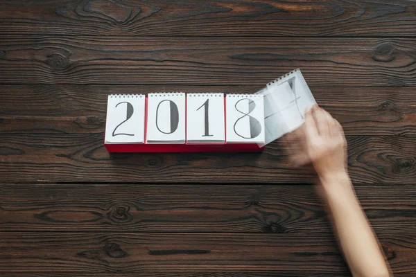 Takvim kağıt 2018 yıl arka plan olarak koyu ahşap yüzeyli yırtılmaya kadın görüntüsünü kırpılmış