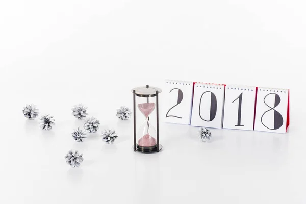 Close Van 2018 Kalender Zand Klok Pine Kegels Geïsoleerd Wit — Stockfoto