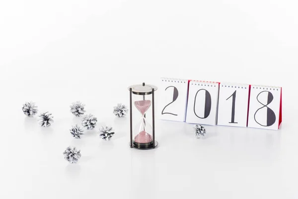 Vista Perto Calendário 2018 Relógio Areia Cones Pinho Isolados Branco — Fotografia de Stock