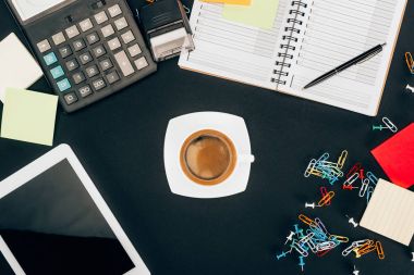 Üstten Görünüm boş ekran ile dijital tablet siyah fincan kahve, hesap makinesi ve ofis malzemeleri