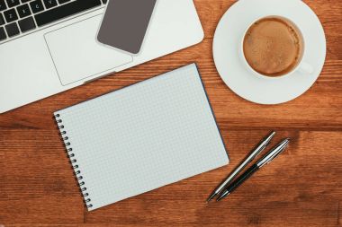 ahşap masa üzerinde laptop, smartphone ve kahve Üstten Görünüm