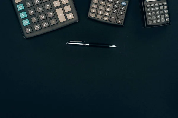 Top View Three Calculators Different Sizes Pen Black — Stock Photo, Image