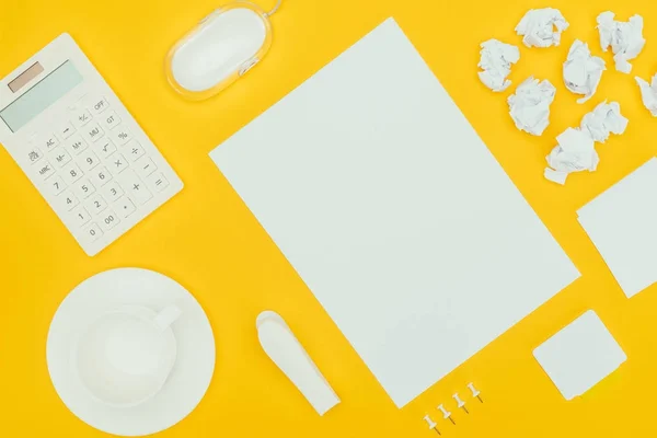 黄色の絶縁紙 しわくちゃ紙 ノート コンピューターのマウスの空白のシートの上から見る  — 無料ストックフォト