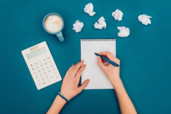 Colpo Ritagliato Persona Che Scrive Notebook Posto Lavoro Azzurro — Foto Stock