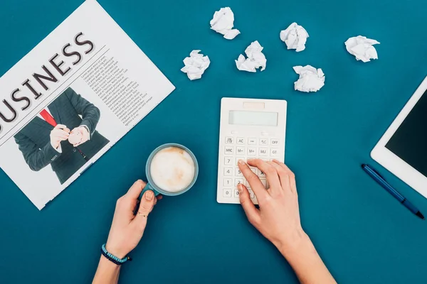 Recortado Tiro Persona Usando Calculadora Beber Café Azul — Foto de Stock