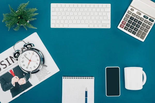 Top View Computer Keyboard Smartphone Calculator Clock Blue — Stock Photo, Image