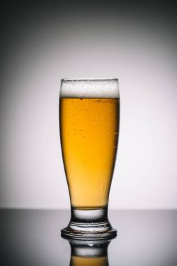 Cam yüzey yansıtan gri köpükle light bira ile