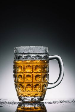 Cam yüzey yansıtan gri kabarcıkları ile hafif soğuk bira ile