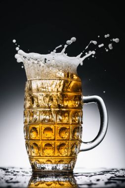taze light bira cam üzerinde siyah ve beyaz sıçramalarına