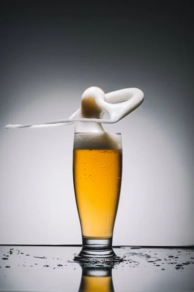 Opspattend Schuim Van Gouden Vers Bier — Stockfoto