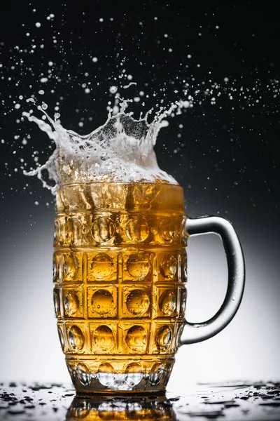 Salpicaduras Cerveza Fría Con Alcohol Taza — Foto de Stock