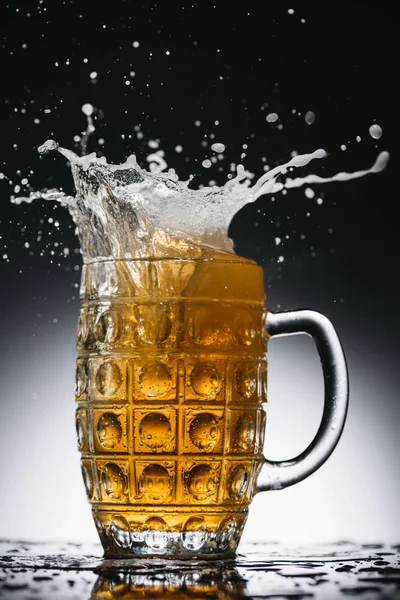 Splashes Cold Light Beer Mug — Stock Photo, Image