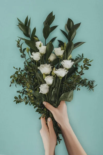 グリーン上で分離トルコギキョウの花で花束を保持している女性の手のトリミングされた画像 — ストック写真