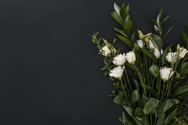 Bovenaanzicht Van Boeket Met Eustoma Bloemen Zwarte Achtergrond — Stockfoto