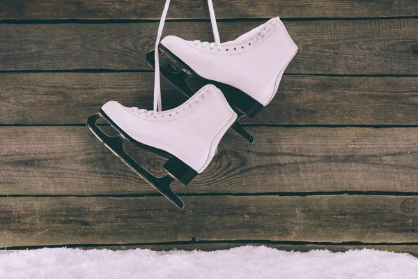 Par Patines Blancos Colgando Pared Madera Con Cordones Zapatos — Foto de stock gratis