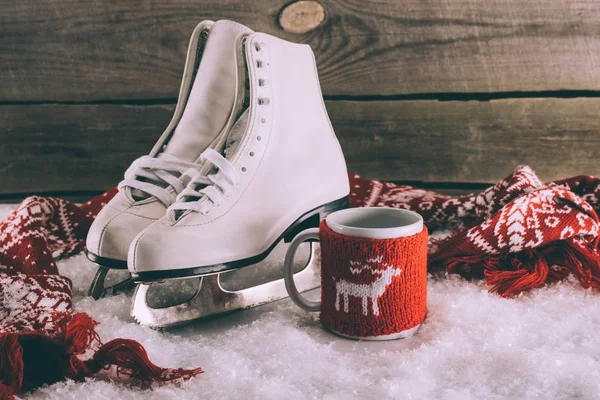 Paar Witte Schaatsen Met Cup Sjaal Sneeuw — Stockfoto