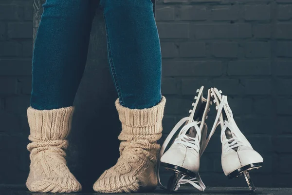 Обрізане Зображення Жінки Сидить Теплих Шкарпетках Фігурні Ковзани Підлозі — стокове фото
