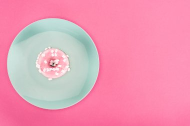 hatmi ile sırlı halka üstten görünüm pink izole plaka üzerinde