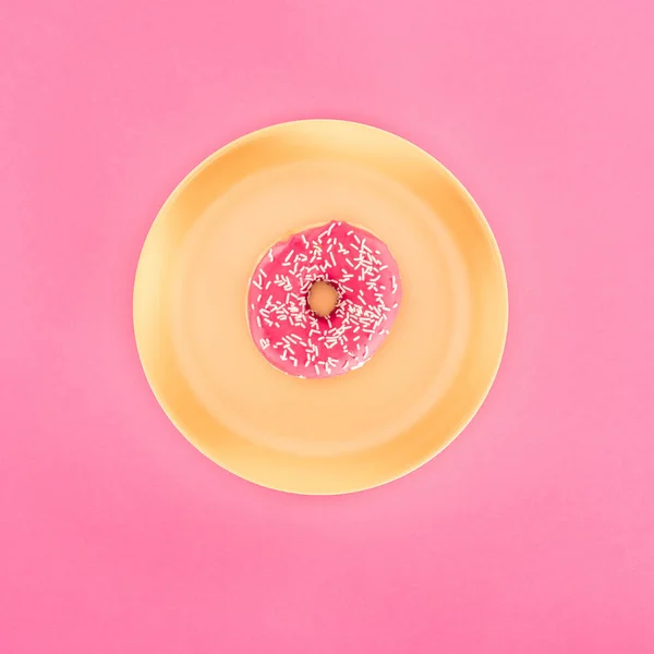 Top View Pink Glazed Doughnut Yellow Plate Isolated Pink — Free Stock Photo