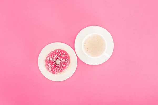 Ovanifrån Munk Med Kopp Kaffe Isolerad Rosa — Stockfoto