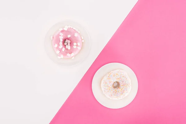 Top View Various Glazed Doughnuts Plated White Pink Surface — Stock Photo, Image