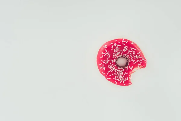 Κάτοψη Του Δάγκωσε Ροζ Τζάμια Ντόνατ Απομονωθεί Λευκό — Φωτογραφία Αρχείου