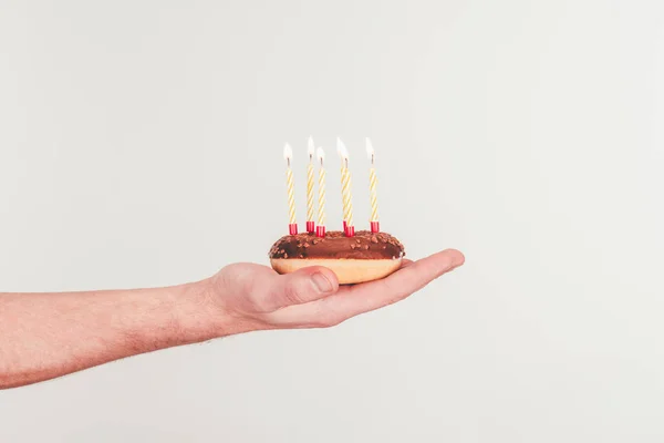 Colpo Ritagliato Donna Che Tiene Ciambella Con Candela Compleanno — Foto Stock