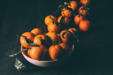 mandalina kase görünümünü koyu ahşap masa üzerinde kapatın