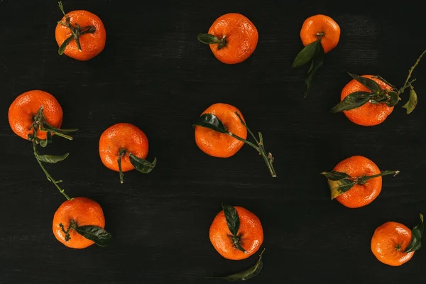 Flat Lay Arrangement Mandarins Leaves Black Wooden Surface — Stock Photo, Image